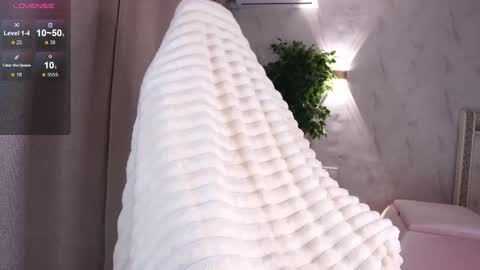 lunna_fae online show from September 9, 1:33 pm