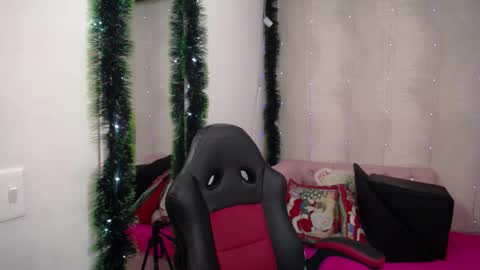 Snapshot of lunnadoll chatting on December 10, 3:09 am Katty what ever do you want on my pv is for extra tokens minimi 250 tks ty u for understand online show from December 10, 3:09 am