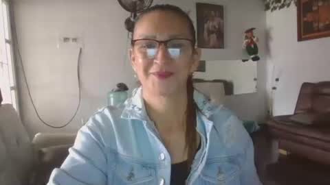 Snapshot of lupitavega_ chatting on October 29, 3:47 pm Lupita online show from October 29, 3:47 pm