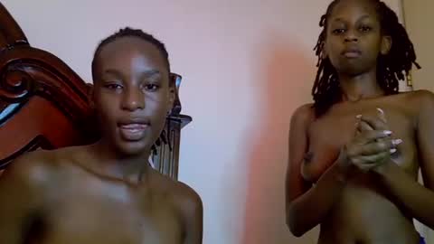 lutino_lovebirds online show from April 5, 1:54 pm