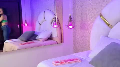 luucy_jonnes online show from September 14, 3:37 am