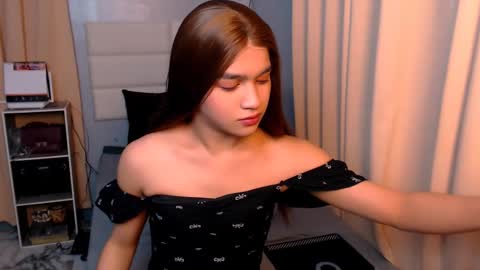 Snapshot of lux_white chatting on February 23, 5:34 pm queen lux online show from February 23, 5:34 pm