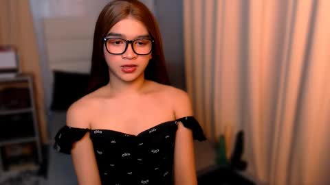 Snapshot of lux_white chatting on February 27, 6:53 pm queen lux online show from February 27, 6:53 pm