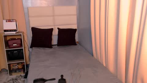 Snapshot of lux_white chatting on February 20, 9:42 pm queen lux online show from February 20, 9:42 pm