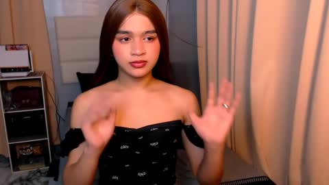 Snapshot of lux_white chatting on February 24, 5:53 pm queen lux online show from February 24, 5:53 pm