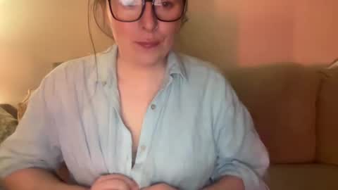 Snapshot of luxe_lola chatting on January 4, 10:49 am Luxy online show from January 4, 10:49 am