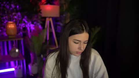 luxeavelyn online show from November 25, 11:45 am