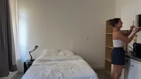  LYNN  online show from April 17, 7:10 am