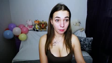 Snapshot of m_vikki chatting on December 5, 8:11 am Vikki online show from December 5, 8:11 am