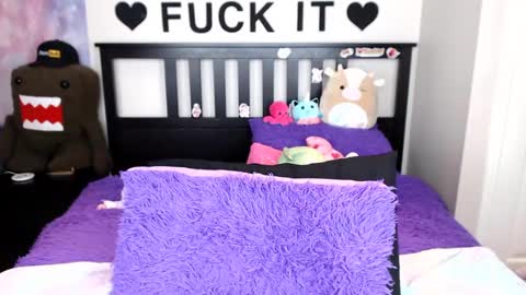 Mackenzie Wolfe online show from September 27, 7:37 am