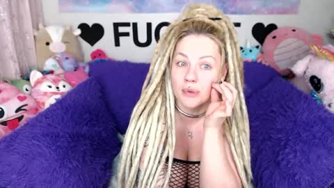 Mackenzie Wolfe online show from June 5, 5:11 am