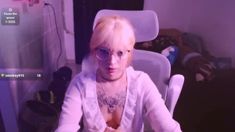 Snapshot of madcatberry chatting on February 7, 3:55 am alex online show from February 7, 3:55 am