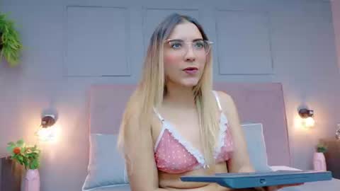 Snapshot of maddietease chatting on September 19, 9:03 pm maddietease online show from September 19, 9:03 pm