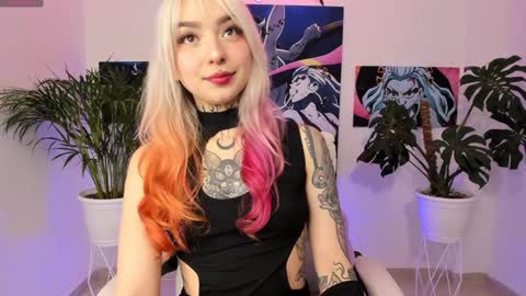 Snapshot of maddy_uwu chatting on December 16, 12:26 am maddy_uwu online show from December 16, 12:26 am