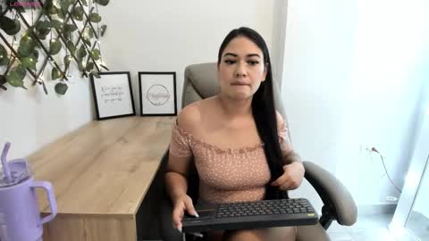 Snapshot of madeleine_w chatting on October 21, 12:25 am Madeleine  online show from October 21, 12:25 am