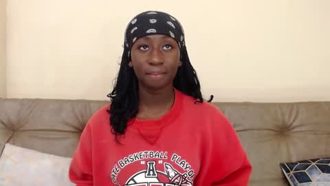 Snapshot of madison_mooney chatting on December 13, 12:28 pm Madison online show from December 13, 12:28 pm