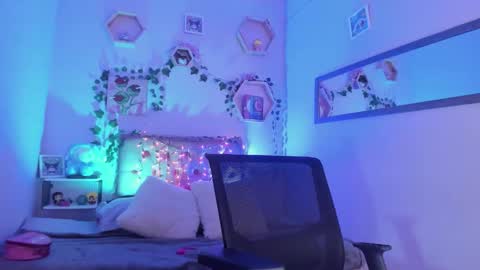 Snapshot of madissonborch chatting on October 13, 3:25 pm Rouse  online show from October 13, 3:25 pm