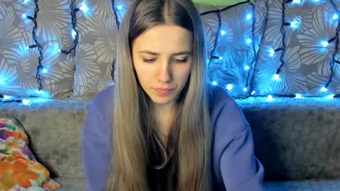 Snapshot of maggiecake chatting on December 17, 4:12 am Maggie online show from December 17, 4:12 am