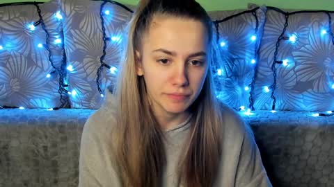 Snapshot of maggiecake chatting on December 3, 3:18 am Maggie online show from December 3, 3:18 am