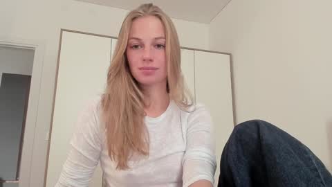 Snapshot of magic_couple13 chatting on September 17, 2:04 pm Alice online show from September 17, 2:04 pm