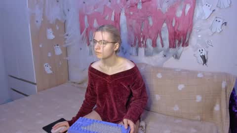 Your kitty online show from December 3, 2:23 am