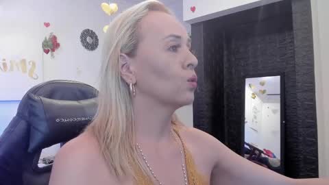Snapshot of mailyn_jung_ chatting on February 25, 11:21 am Carolina Barrantes Munera online show from February 25, 11:21 am