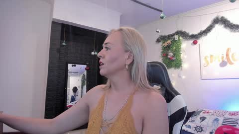 Snapshot of mailyn_jung_ chatting on December 22, 12:16 pm Carolina Barrantes Munera online show from December 22, 12:16 pm