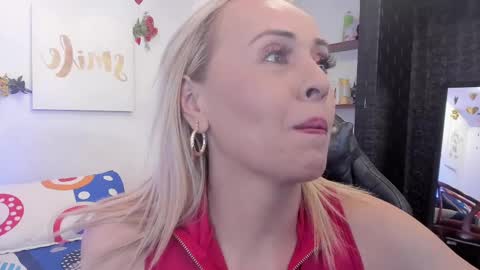 Snapshot of mailyn_jung_ chatting on February 27, 12:02 pm Carolina Barrantes Munera online show from February 27, 12:02 pm