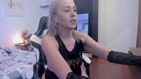 Snapshot of mailyn_jung_ chatting on January 15, 11:32 am Carolina Barrantes Munera online show from January 15, 11:32 am