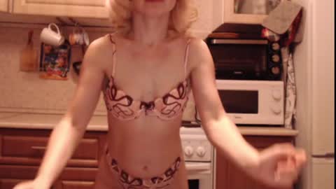 Snapshot of malenamila chatting on December 12, 10:31 pm Malena online show from December 12, 10:31 pm