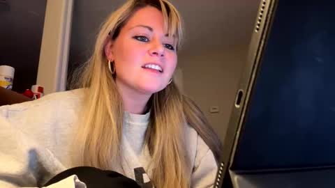 Marci Wallace online show from November 20, 2:45 am