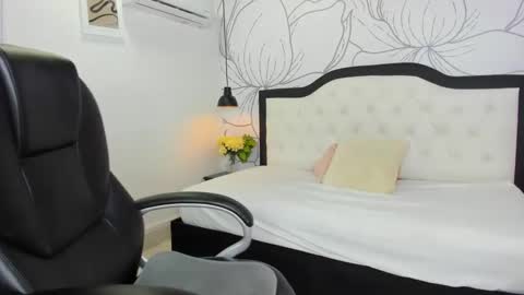 Snapshot of margot_smith chatting on February 14, 12:36 pm Margot online show from February 14, 12:36 pm