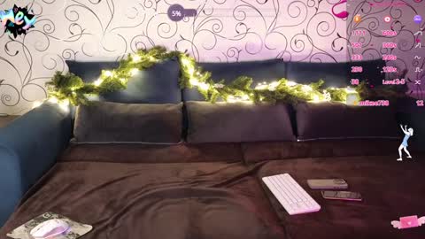 Snapshot of mari_pussik chatting on December 24, 2:44 pm MARI online show from December 24, 2:44 pm