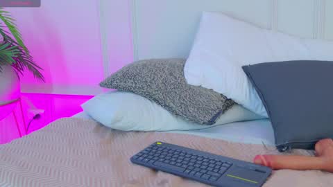 Maria Pettit online show from October 3, 12:10 pm