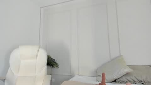 Maria Pettit online show from January 10, 12:15 pm