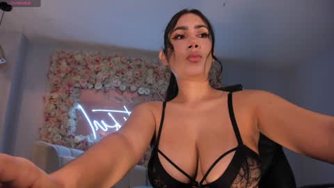 Snapshot of mariejane2 chatting on December 17, 10:44 am Im Marie Jane online show from December 17, 10:44 am