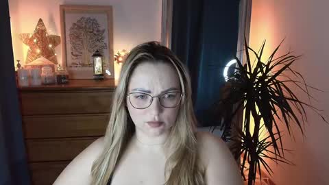 Maria  online broadcast from Tuesday to Suturday from 6 pm to 12 pm Germany time Sunday-Monday offline online show from February 16, 10:21 pm