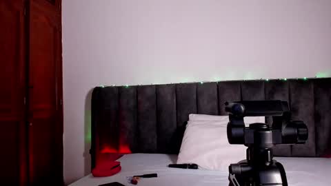 Laura online show from December 3, 8:17 pm