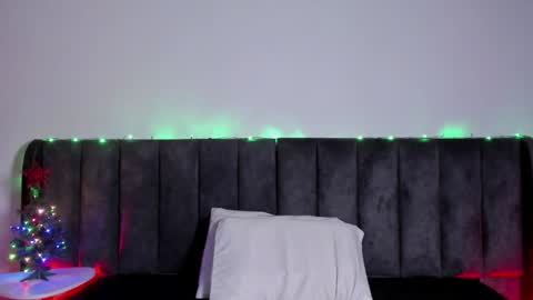 Laura online show from December 5, 9:39 pm