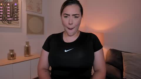 Snapshot of martinnabonnet chatting on February 19, 5:38 pm Martinna Bonnet online show from February 19, 5:38 pm