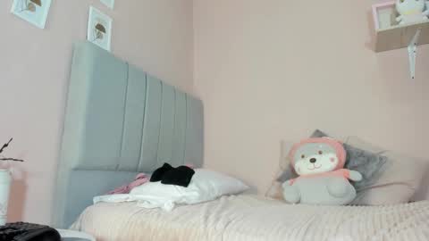 Snapshot of mary_cute9 chatting on October 8, 12:31 pm mary_cute9 online show from October 8, 12:31 pm