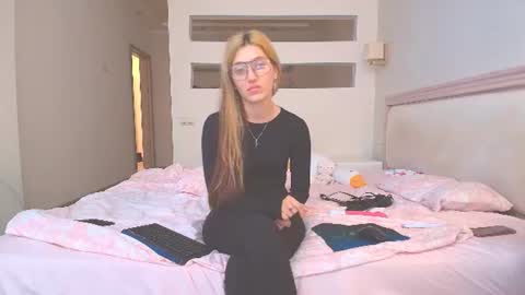 Snapshot of marya442004 chatting on October 2, 2:22 pm marya442004 online show from October 2, 2:22 pm