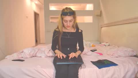 Snapshot of marya442004 chatting on October 25, 8:15 pm marya442004 online show from October 25, 8:15 pm