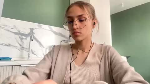 Kira online show from September 14, 2:15 pm