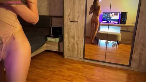 Mary online show from November 8, 8:52 am