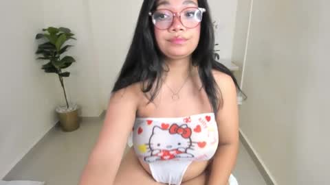 Snapshot of mathilde_lina chatting on September 15, 3:59 am Mathilde online show from September 15, 3:59 am