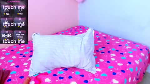 Snapshot of mattilda_18 chatting on March 1, 7:37 pm mattilda_18 online show from March 1, 7:37 pm