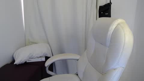 mature_2025 online show from September 18, 6:50 pm