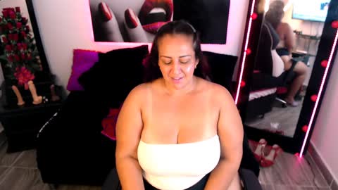 Snapshot of mature_bigtitx chatting on January 25, 8:31 am Daniella online show from January 25, 8:31 am