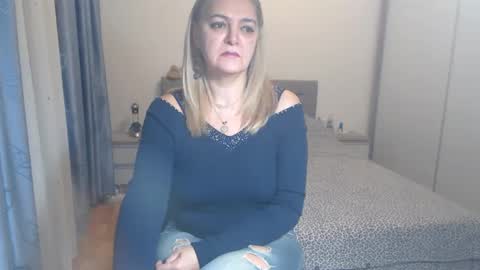 maturediana online show from December 12, 4:04 am
